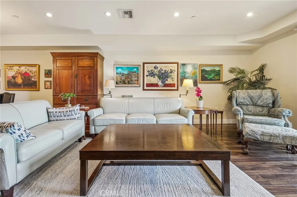 11218 Camarillo Street 305, Toluca Lake, California 91602 home-pic-2